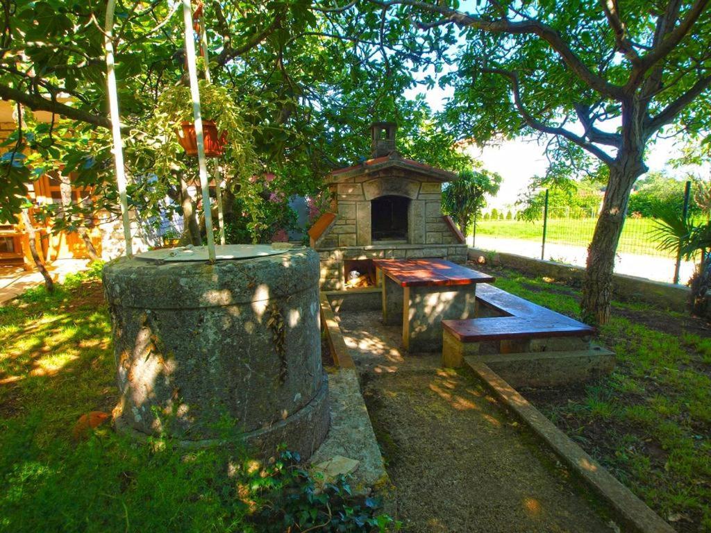 Apartment Sanja Near The Sea, Spacious And Green :) PUY Exterior foto