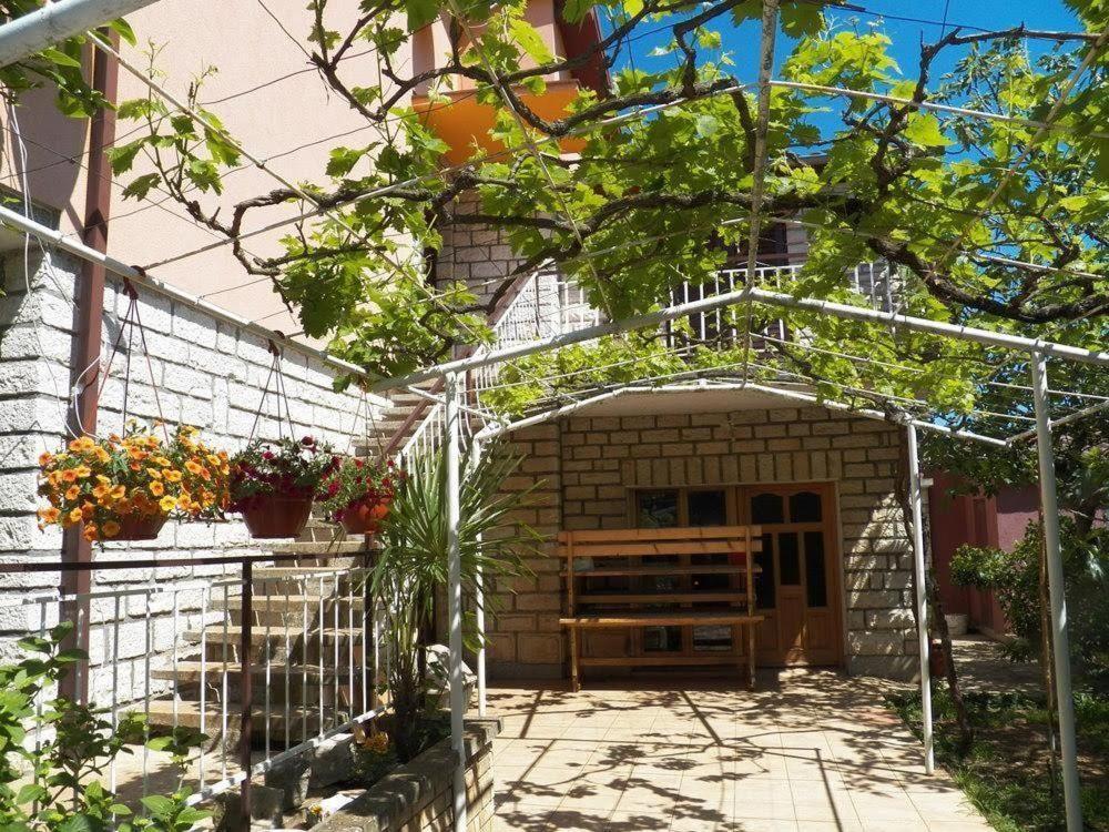 Apartment Sanja Near The Sea, Spacious And Green :) PUY Exterior foto